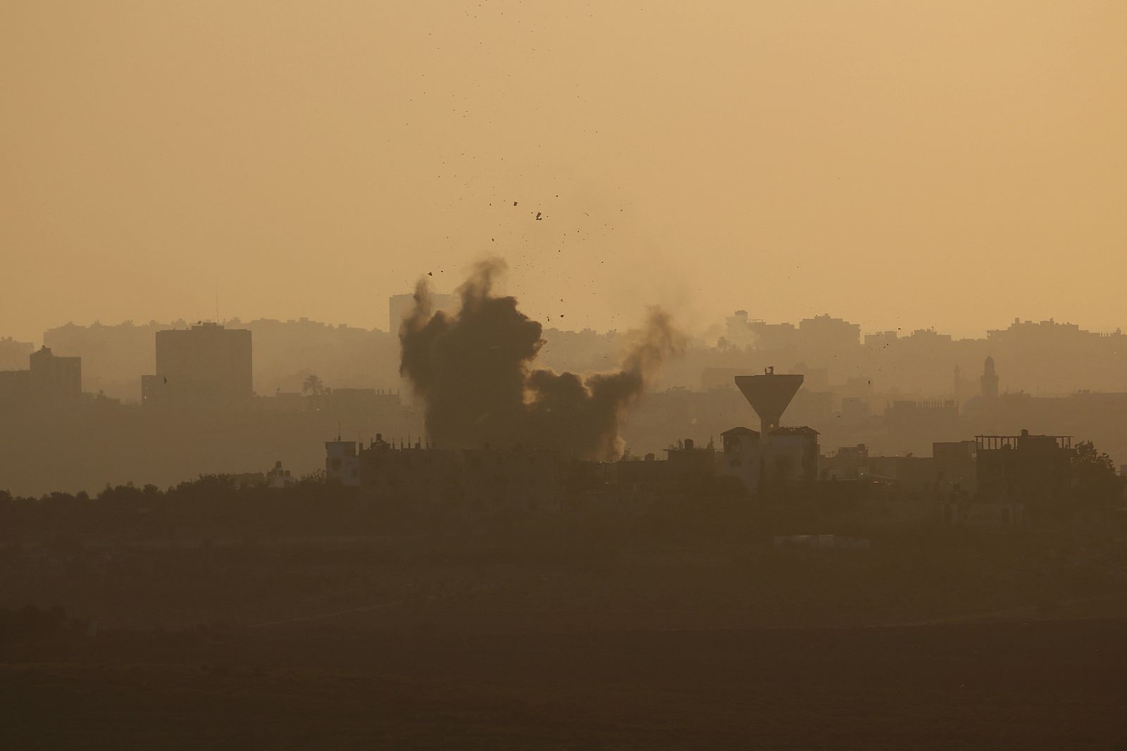 Vista general del humo como resultado del ataque aéreo israelí desde el norte de la franja de Gaza, en Shejaeiya.