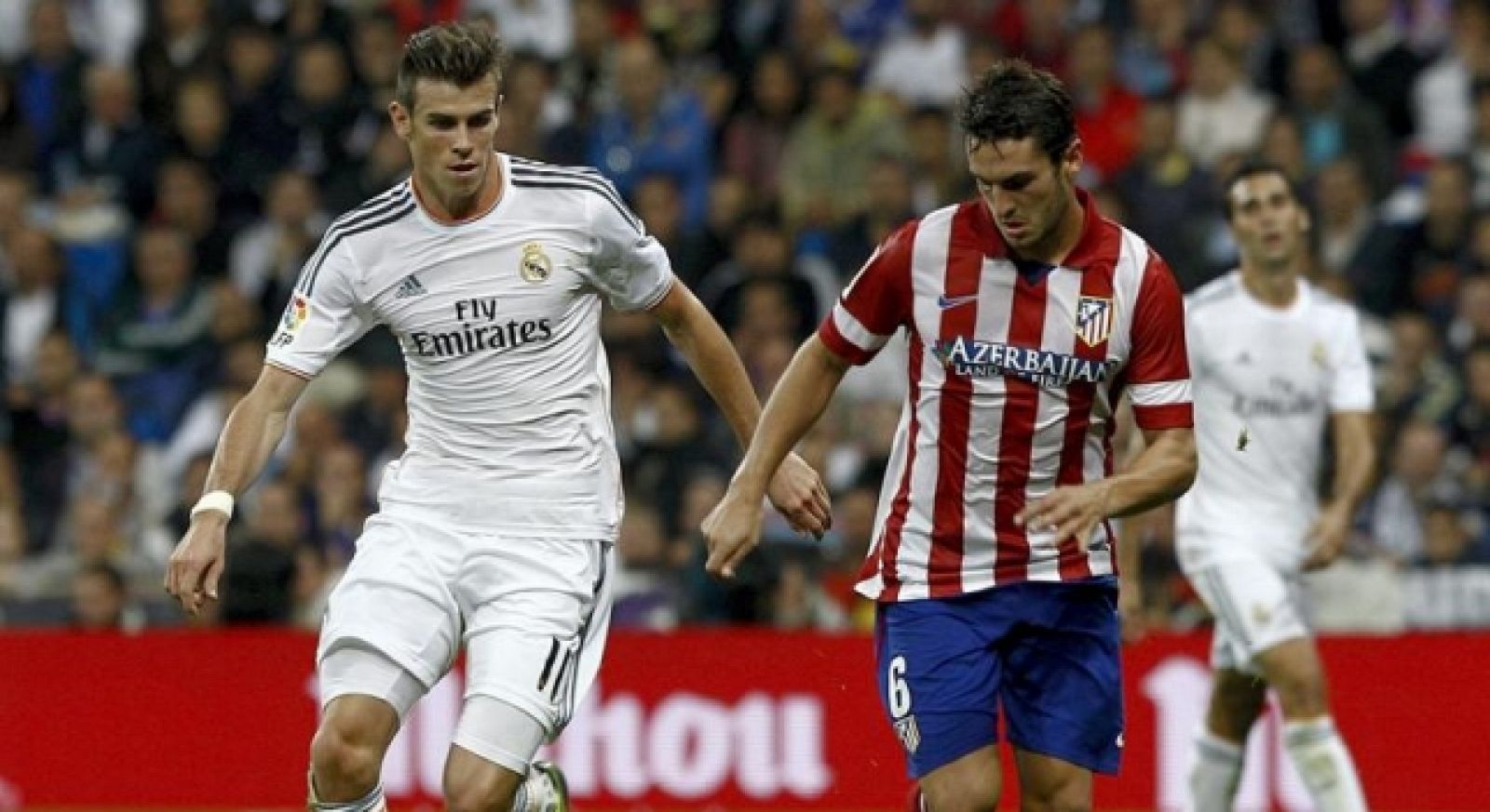 Gareth Bale (i) y Koke (d) durante un derby de la temporada pasada.
