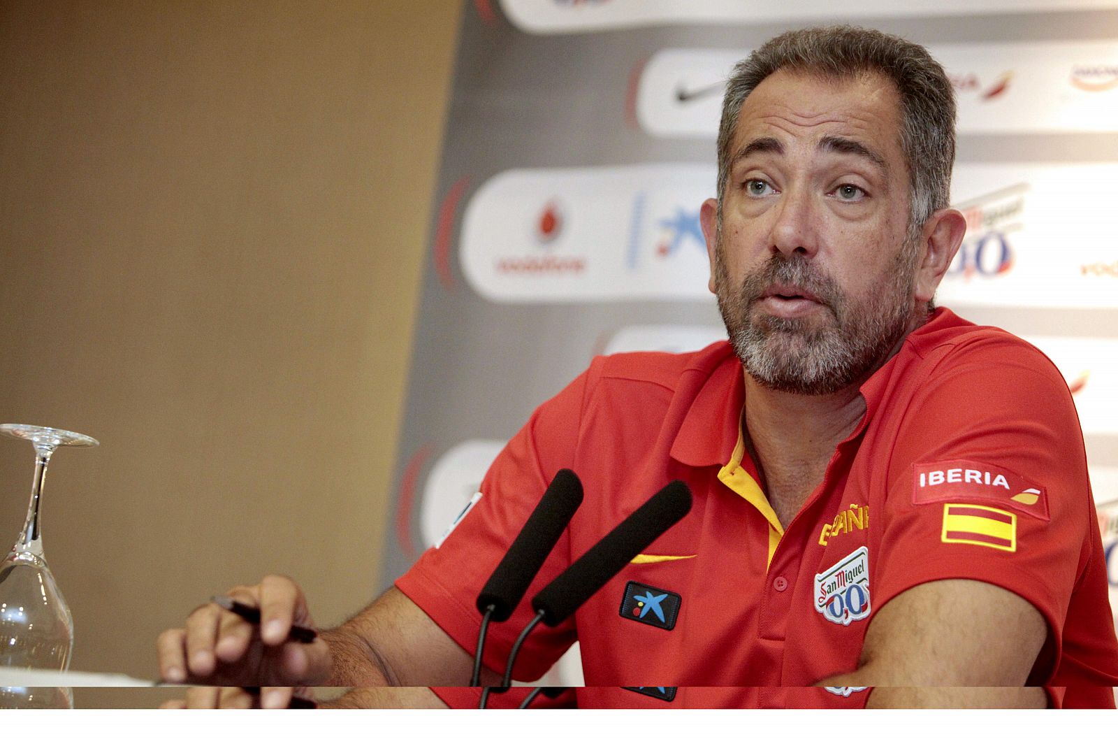 El seleccionador Juan Antonio Orenga durante la rueda de prensa que ha ofrecido en A Coruña, lugar donde España disputa su pirmer partido amistoso.