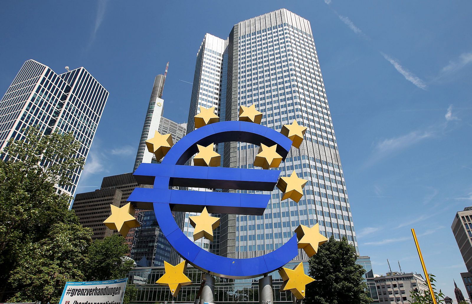 El logo del euro frente a la sede del BCE en Fráncfort