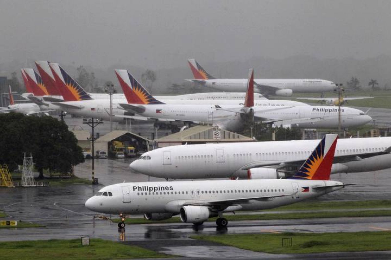 Aviones de Philippine Airlines en el Aeropuerto Internacional Ninoy Aquino en Manila