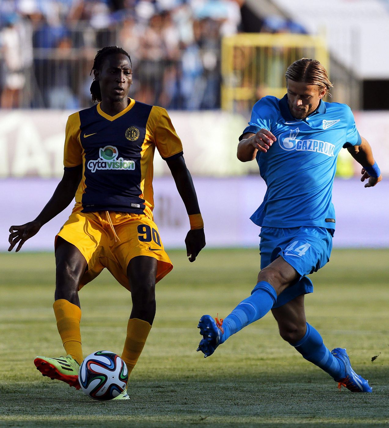 El jugador del Zenit San Petersburgo, Anatoliy Tymoshchuk intenta quitar el balón al jugador del AEL Limassol, Zezinho.