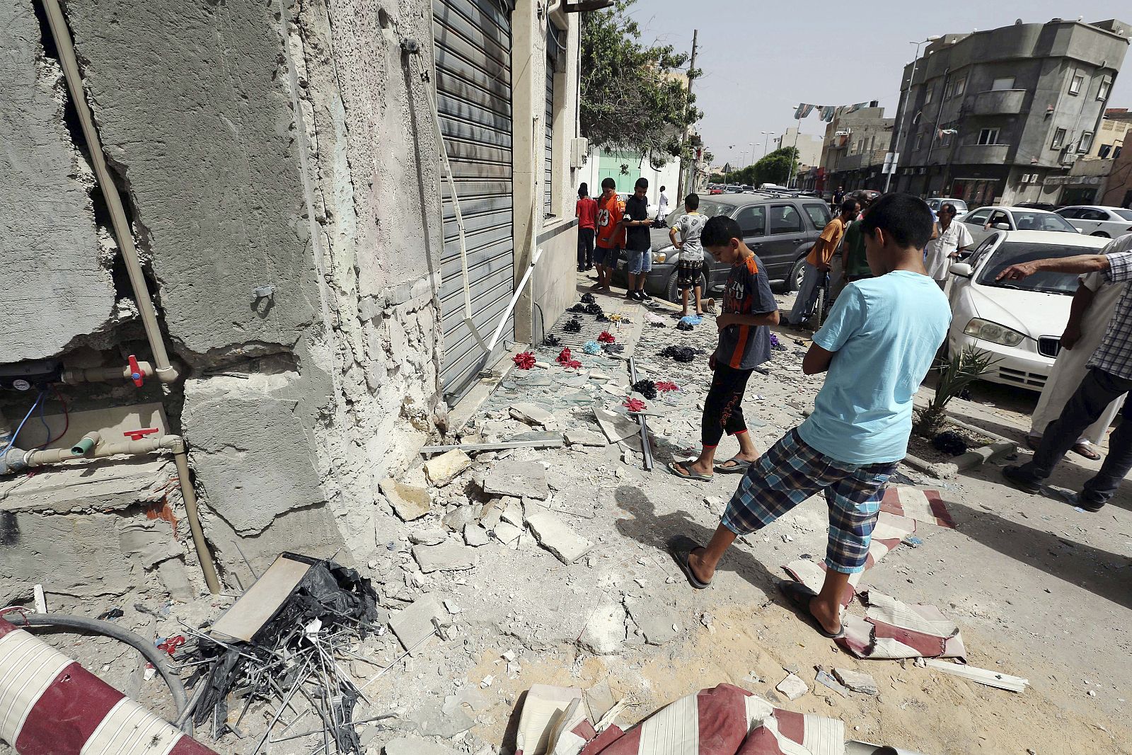 Varios niños observan los desperfectos causados tras un ataque con misiles en Trípoli, Libia.