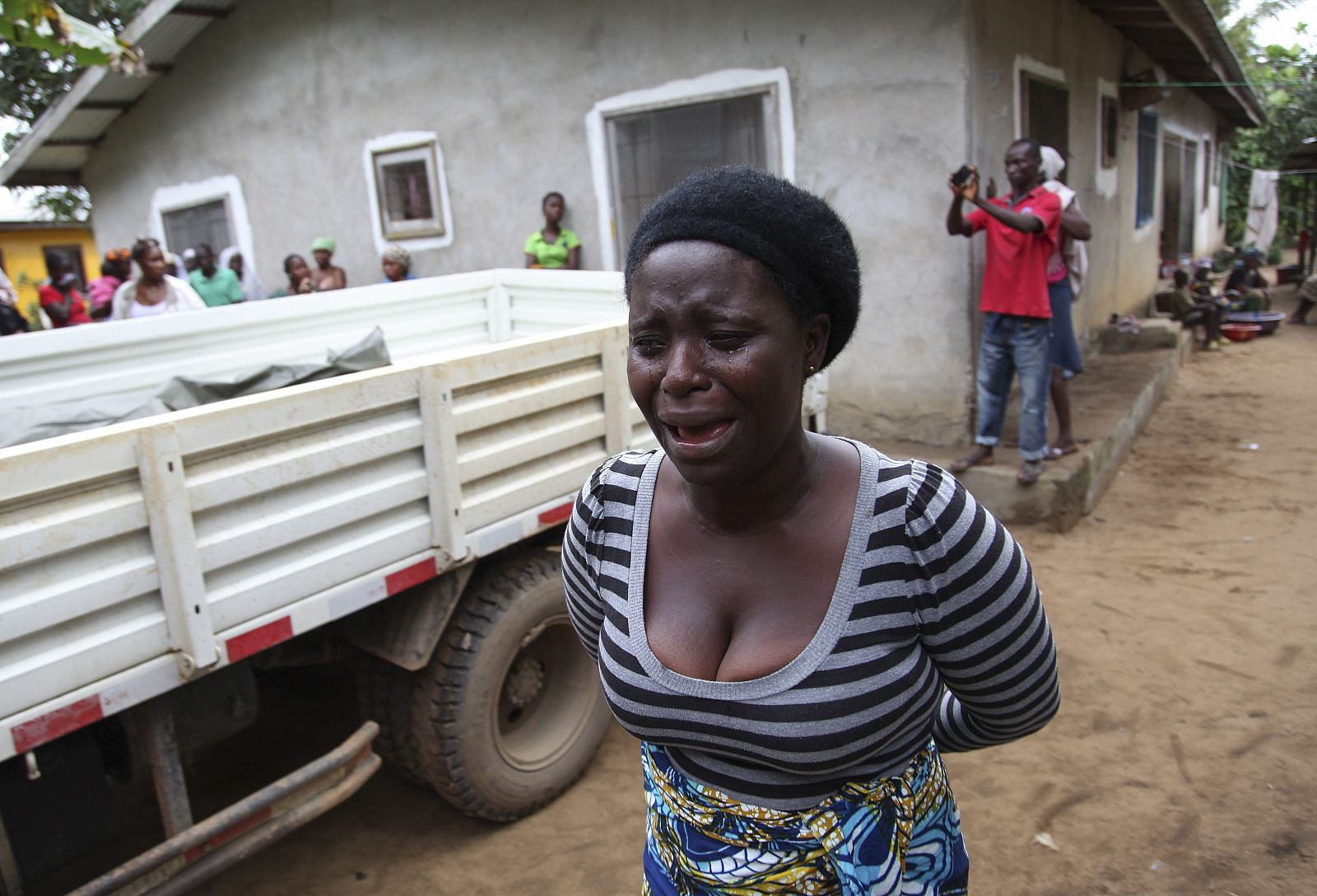 Una mujer llora la muerte de un familiar a causa del ébola a las afueras de Monrovia (Liberia).