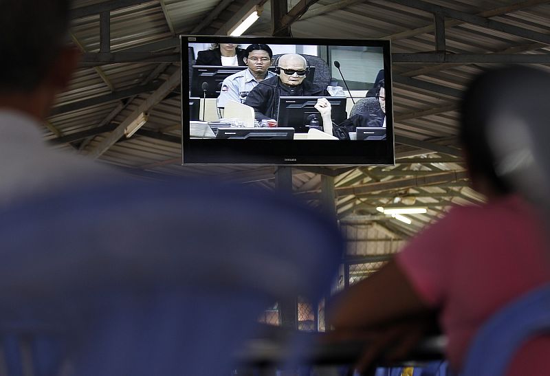 Camboyanos observan la transmisión de televisión del juicio a Nuon Chea en Phnom Penh.