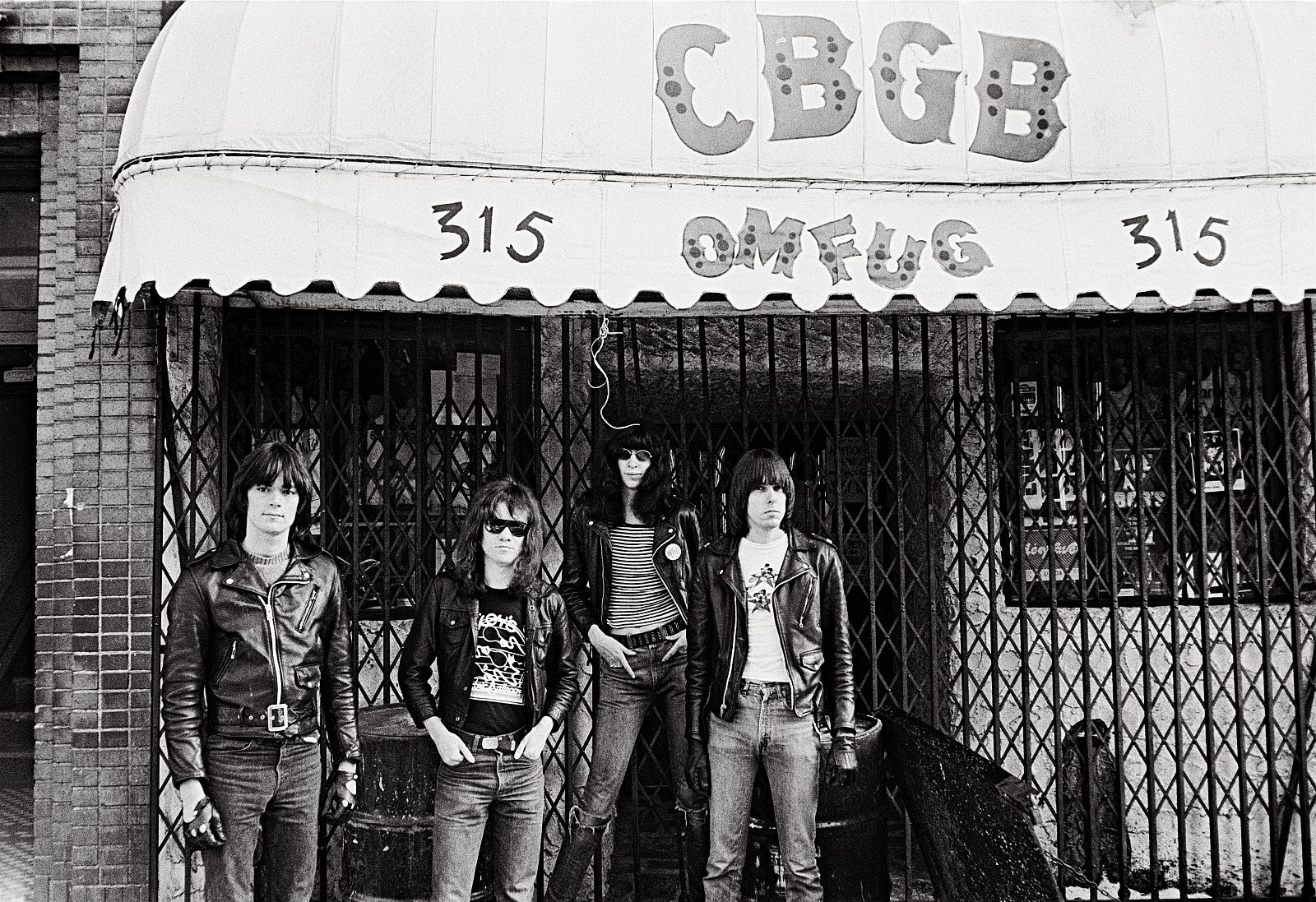 Dee Dee, Tommy, Joey y Johnny en el CBGB de Nueva York. Danny Fields © JRALLC.