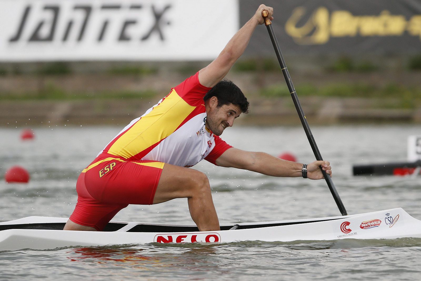 El español, David Cal, compite durante la semifinal masculina del C-1 1.000 metros del Mundial Mundiales de Piragüismo de Aguas Tranquilas 2014, en Moscú.
