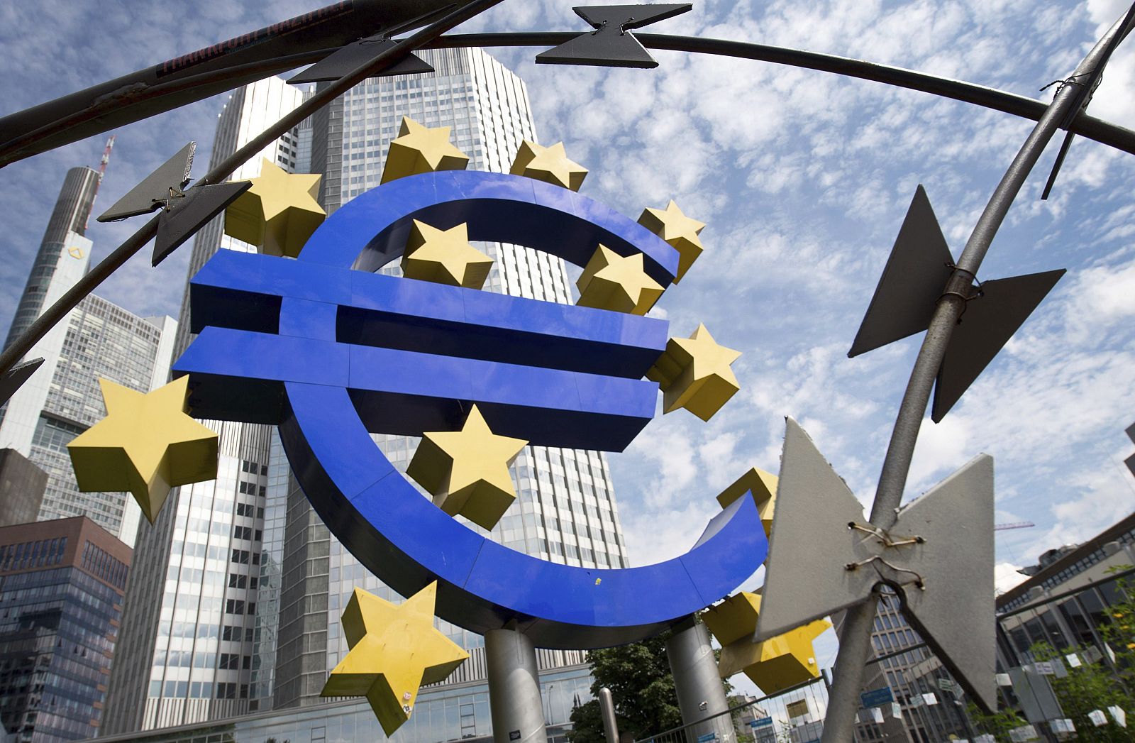 Vista de la escultura con el logo del euro que decora los alrededores de la sede del Banco Central Europeo
