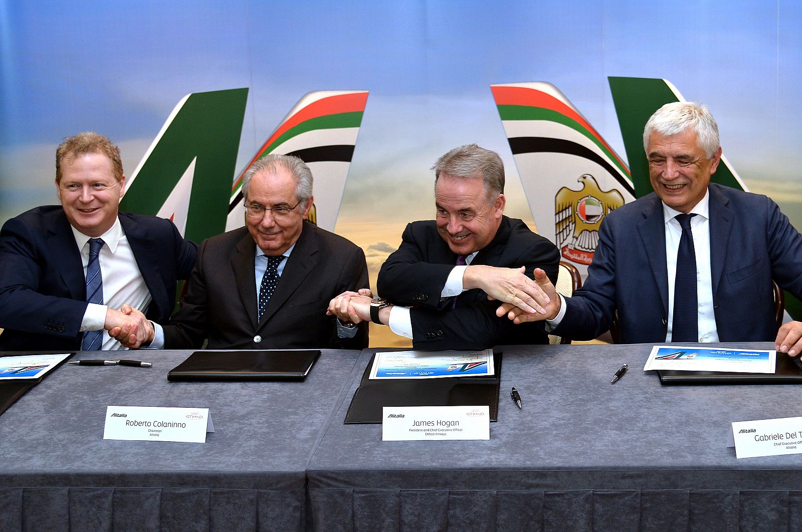 Los directivos de Alitalia y de Etihad Airways tras firmar el acuerdo por el cual la empresa de Emiratos Árabes Unidos compra el 49% del accionariado de la italiana