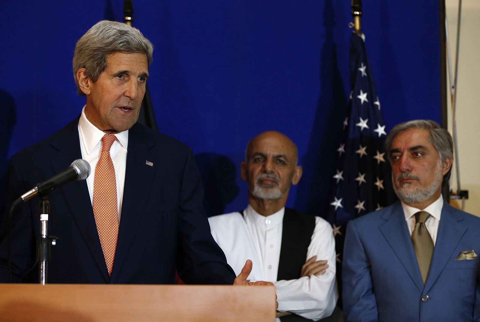 El jefe de la diplomacia estadounidense, John Kerry, comparece junto a los candidatos presidenciales afganos Ashraf Gani (centro) y Abdulá Abdulá (derecha).