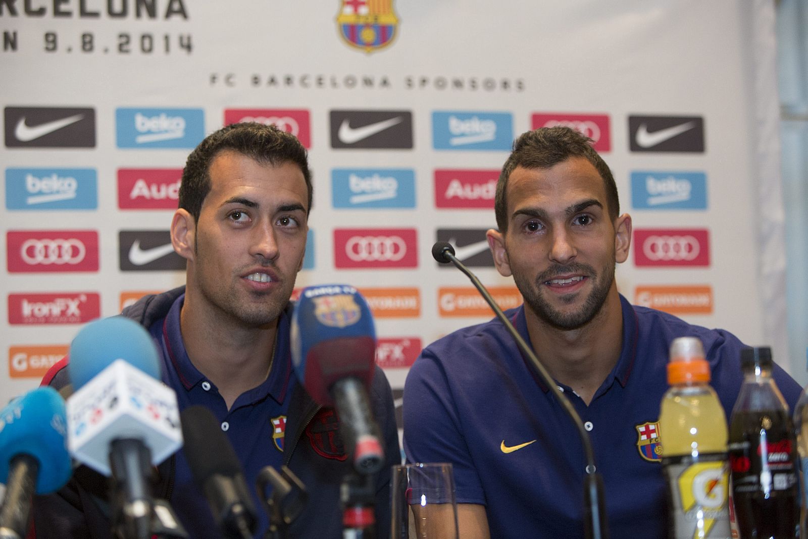 Los jugadores del Barcelona, el centrocampista, Sergio Busquets, y el lateral derecho, Martin Montoya.