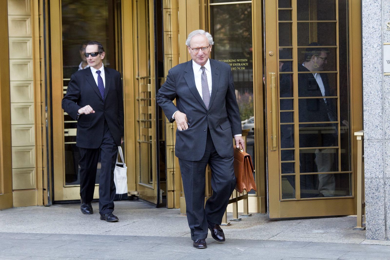 El Abogado del fondo de inversión NML Robert Cohen sale este viernes de la corte federal en Nueva York (EE.UU.).