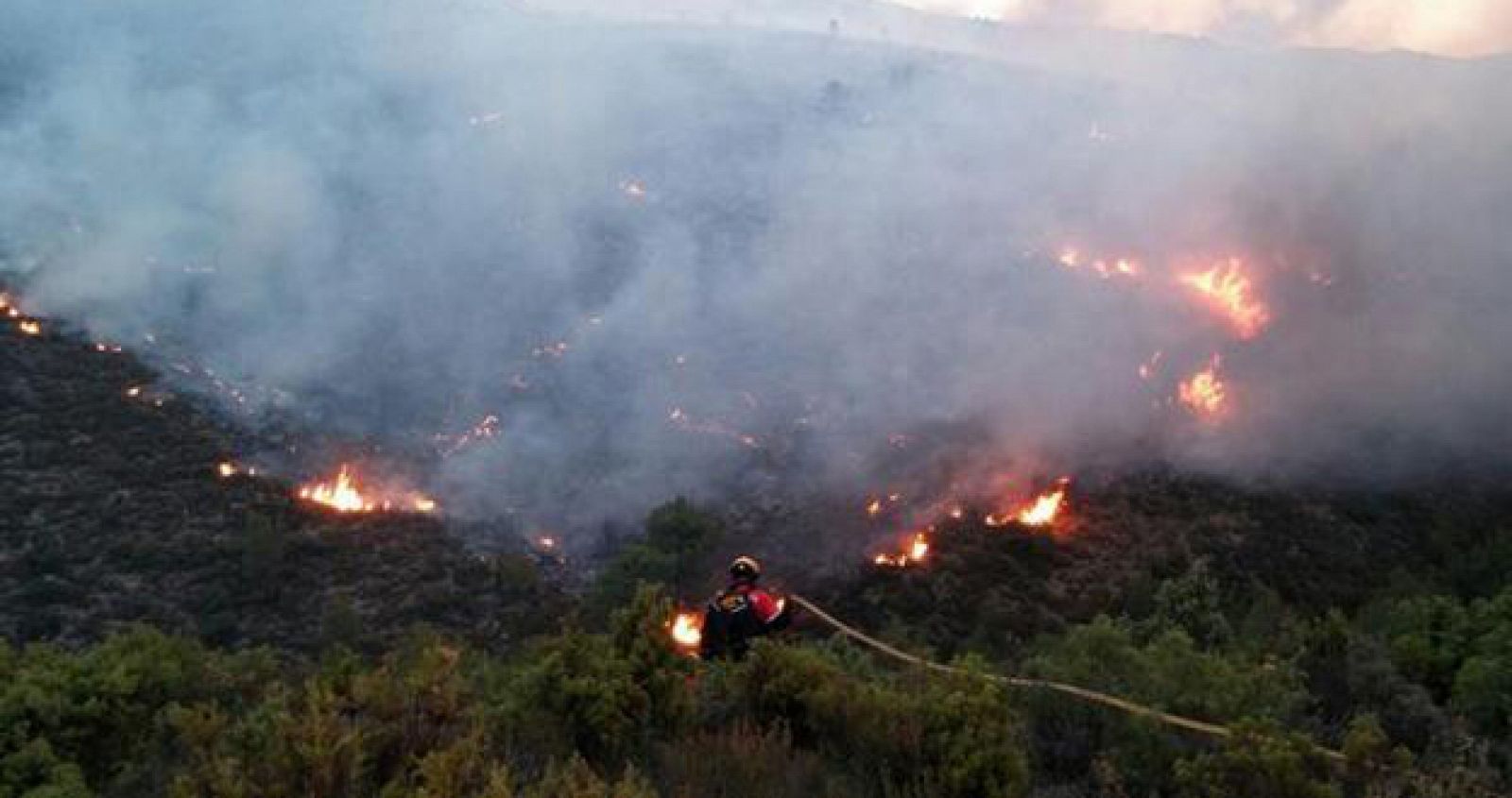 Estabilizado un incendio declarado en el parque natural de Sierra Mariola, en Alcoy (Alicante)