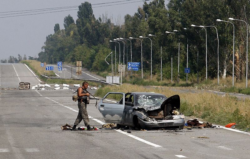 Restos de un combate entre el Ejército y los rebeldes cerca de Donetsk (este de Ucrania), este lunes