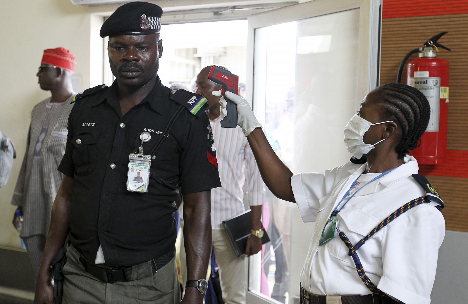 Controles para detectar posibles contagios de ébola en el aeropuerto de Abuja, en Nigeria