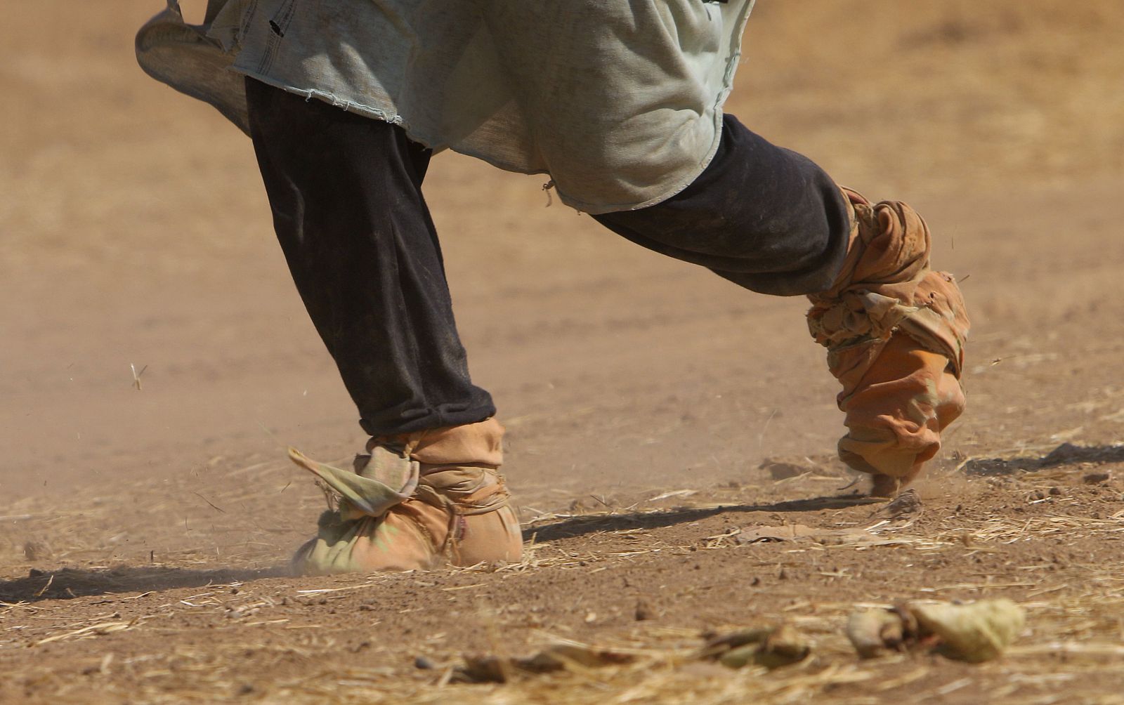 Una desplazada yazidí llega con un calzado precaria a la frontera siria huyendo de los yihadistas