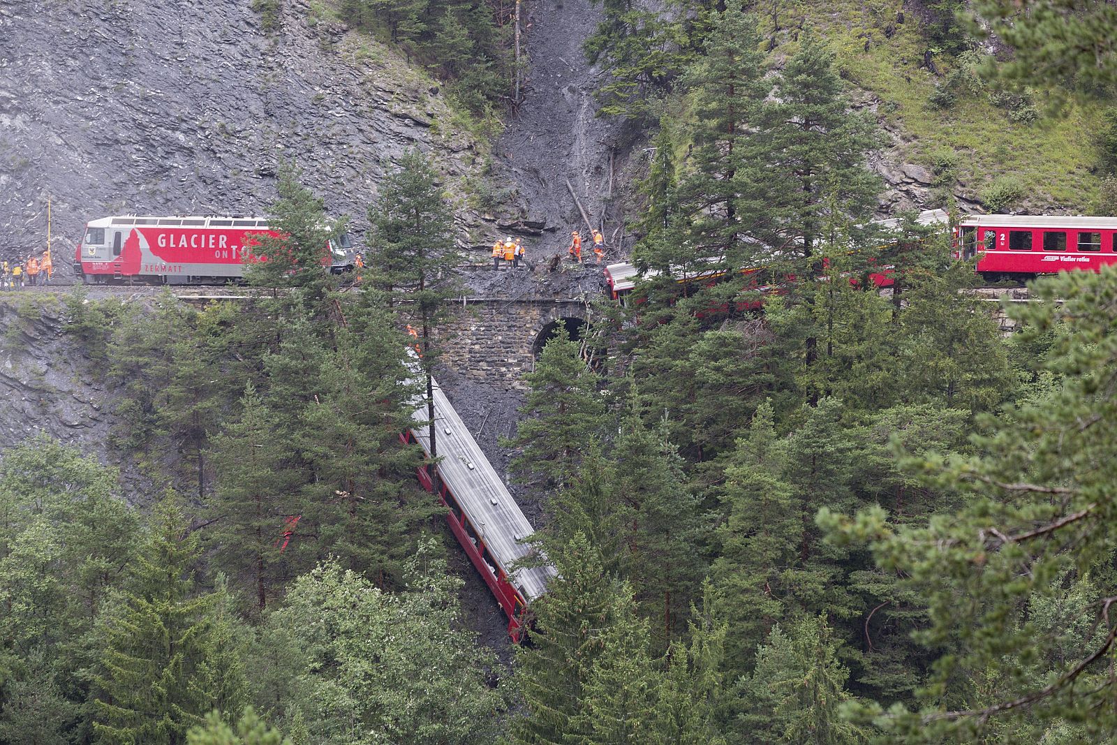 Vista aérea del tren suizo siniestrado cerca de Tiefencastel