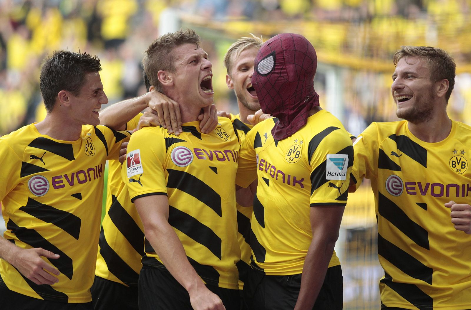 Los jugadores del Borussia de Dortmund celebran el segundo gol obra de 'Spiderman' Aubameyang.