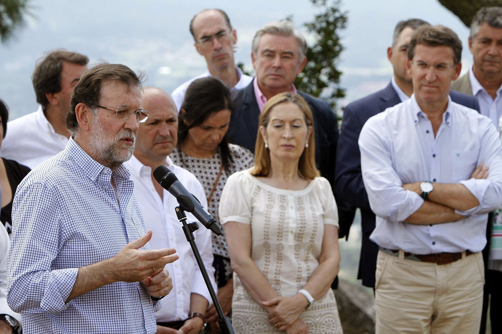 El presidente del Gobierno Mariano Rajoy, acompañado del presidente de la Xunta Alberto núñez Feijoo y de la Ministra de Fomento Ana Pastor, en Vilanova de Arousa.
