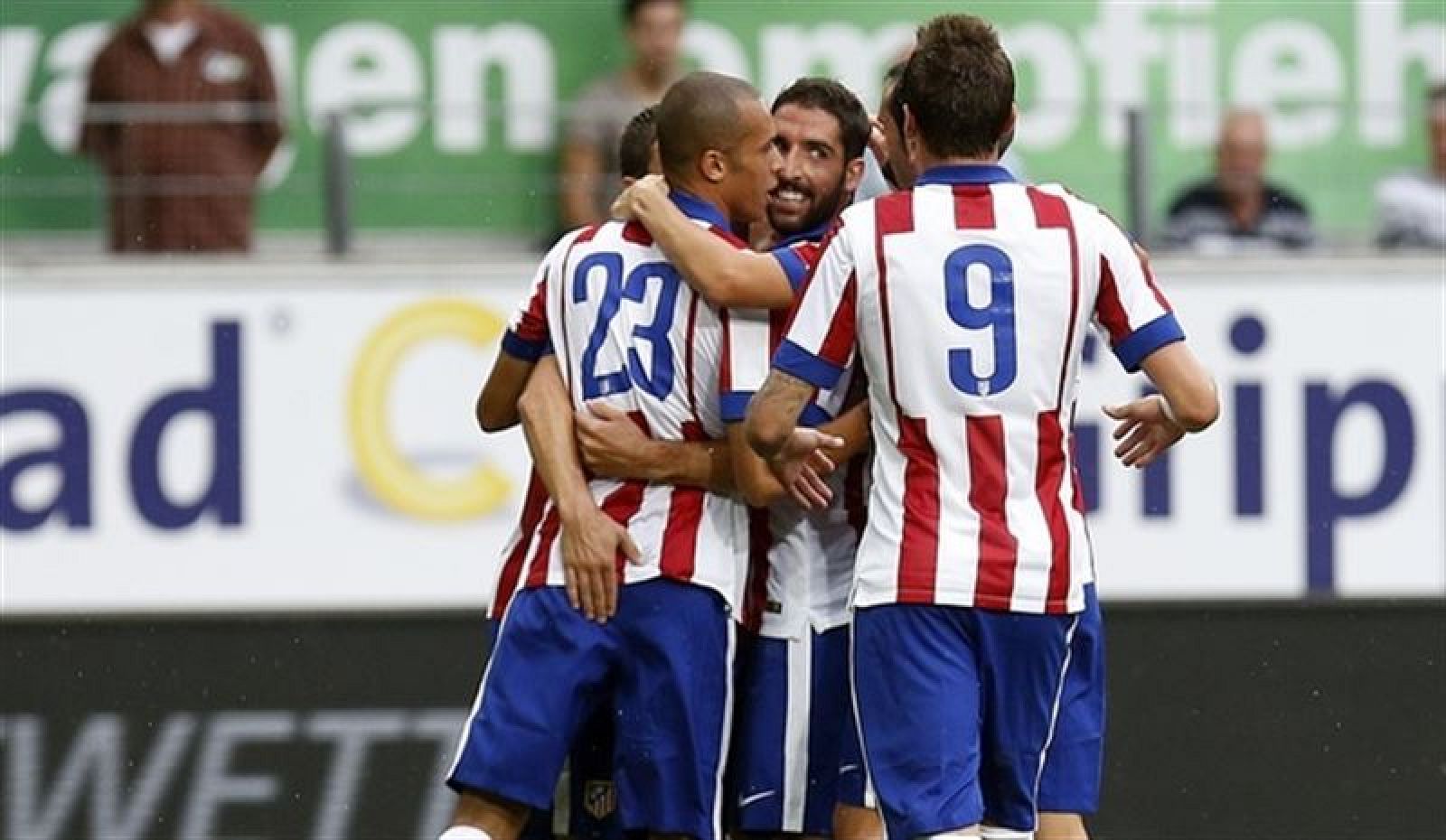 Raúl García es felicitado por sus compañeros tras conseguir el gol de la victoria.