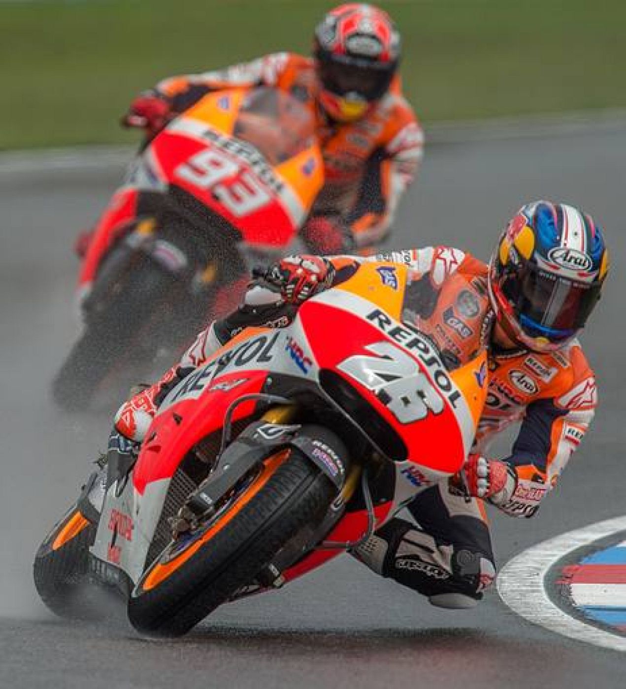 El piloto español Dani Pedrosa rueda por delante de su compañero de equipo Marc Márquez.