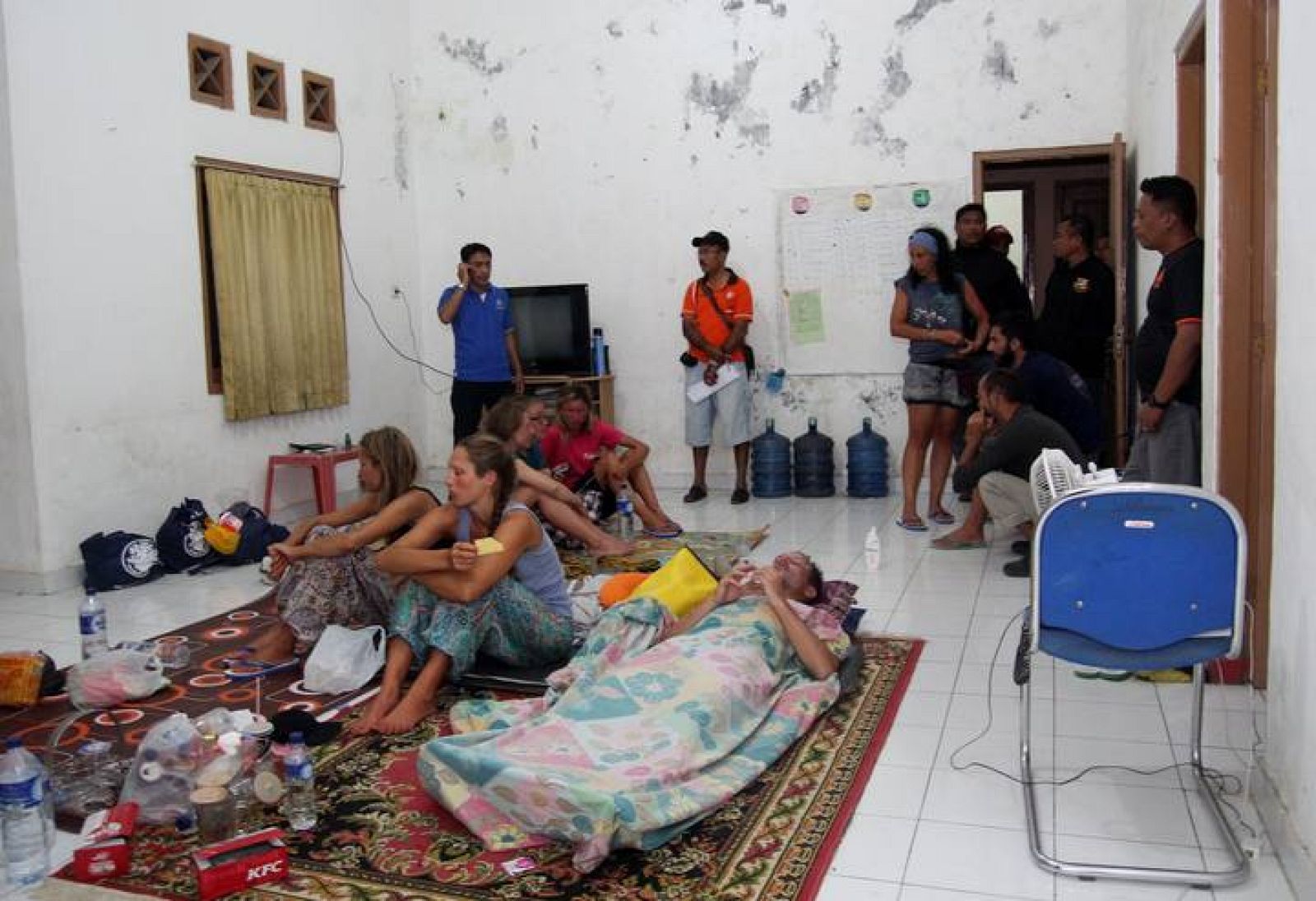 Varias de las personas rescatadas descansan en una casa en la ciudad indonesia de Bima. 