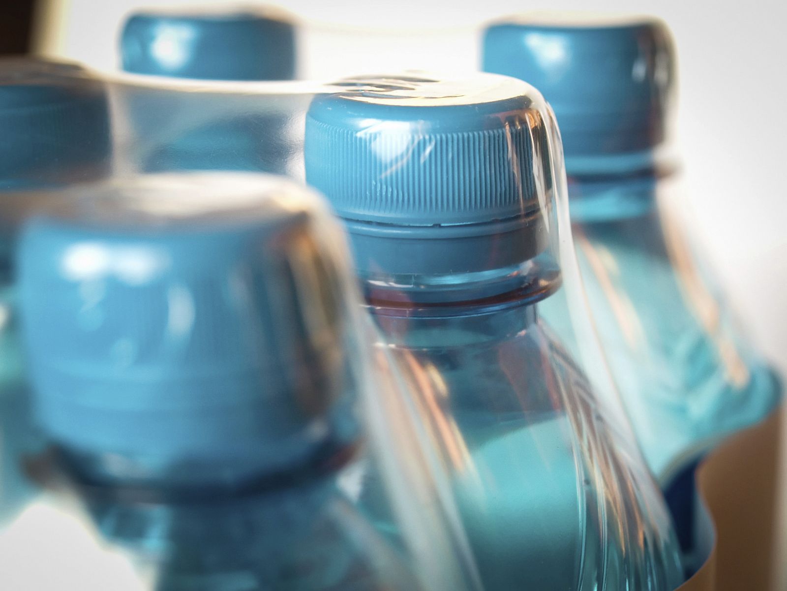 Un estudio confirma la calidad del agua en las botellas de vidrio y plástico