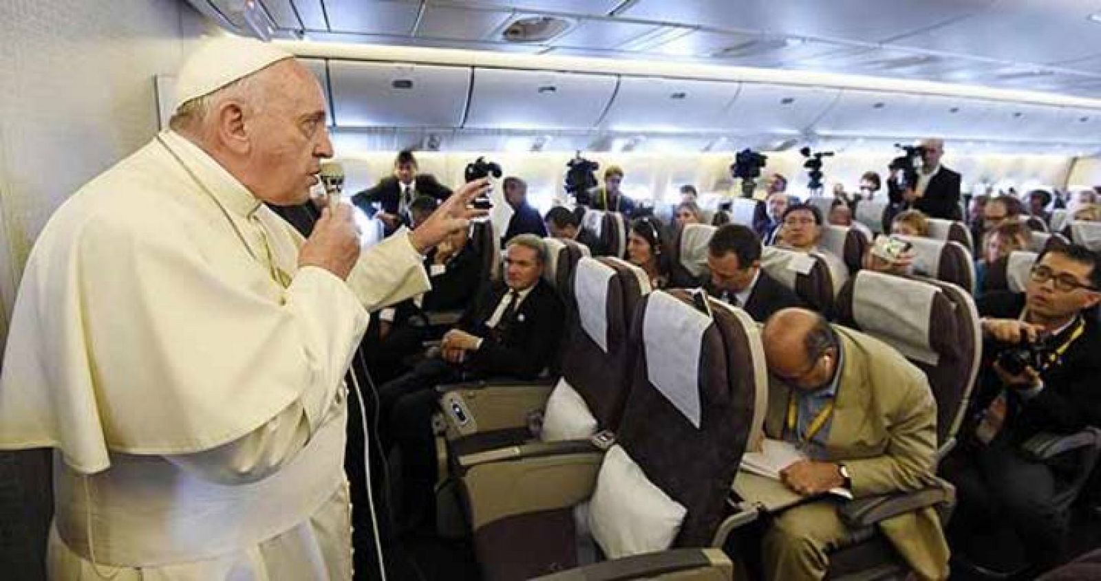 El papa Francisco se dirige a los periodistas durante el vuelo de regreso desde Corea del Sur, donde ha estado de viaje durante cinco días, hasta Roma (Italia)