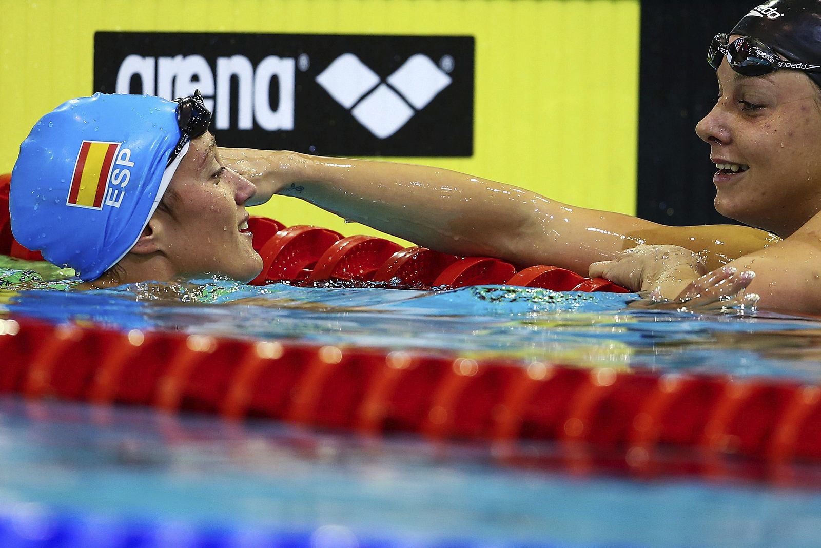 a española Mireia Belmonte (izda) conversa con la austriaca Lisa Zaiser trsa competir en las premiliminares de los 200m estilos