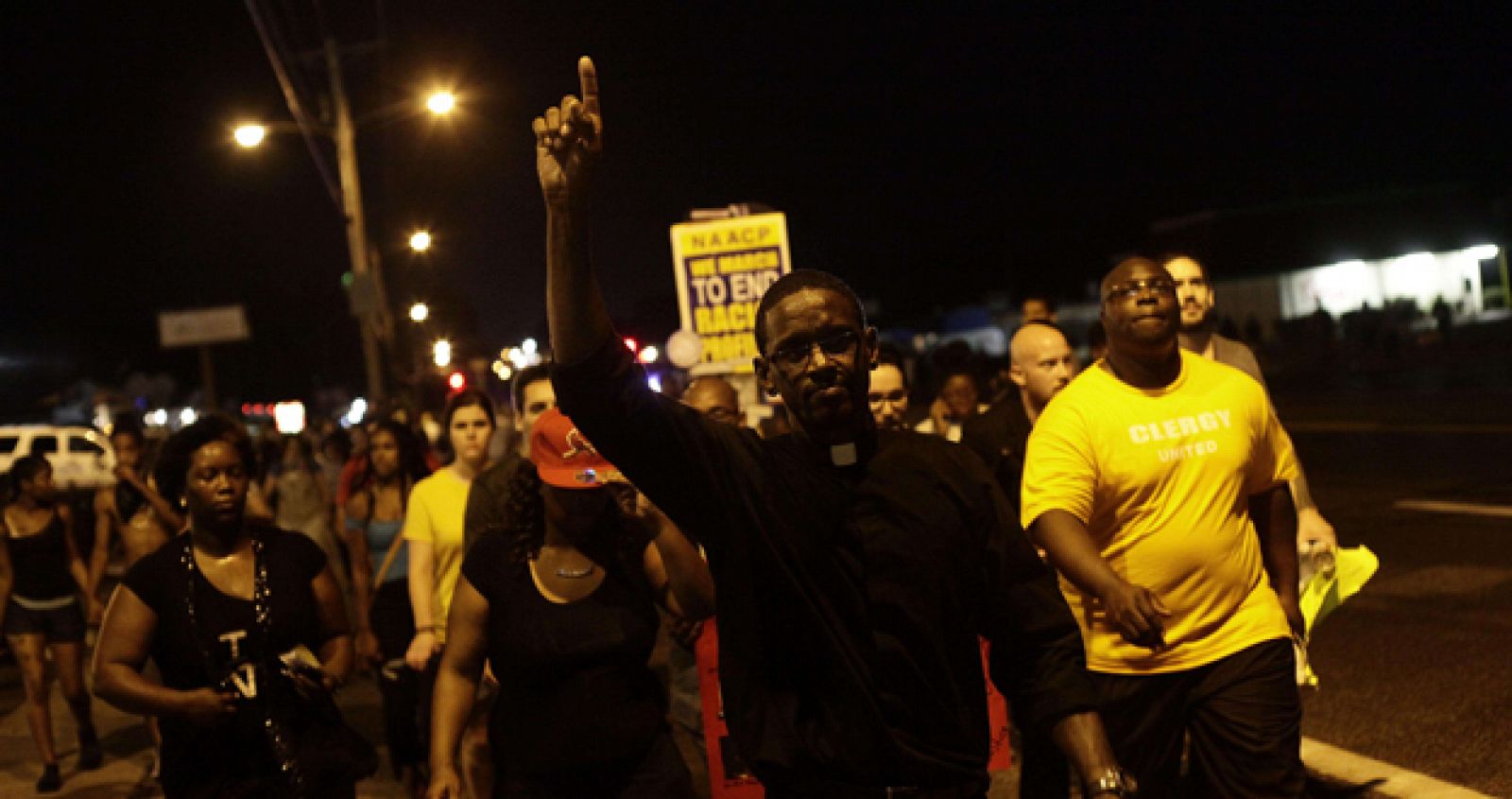 Manifestantes protestan tras la muerte del joven afroamericano Michael Brown por disparos de un agente de la policía, en Ferguson (Misuri) 