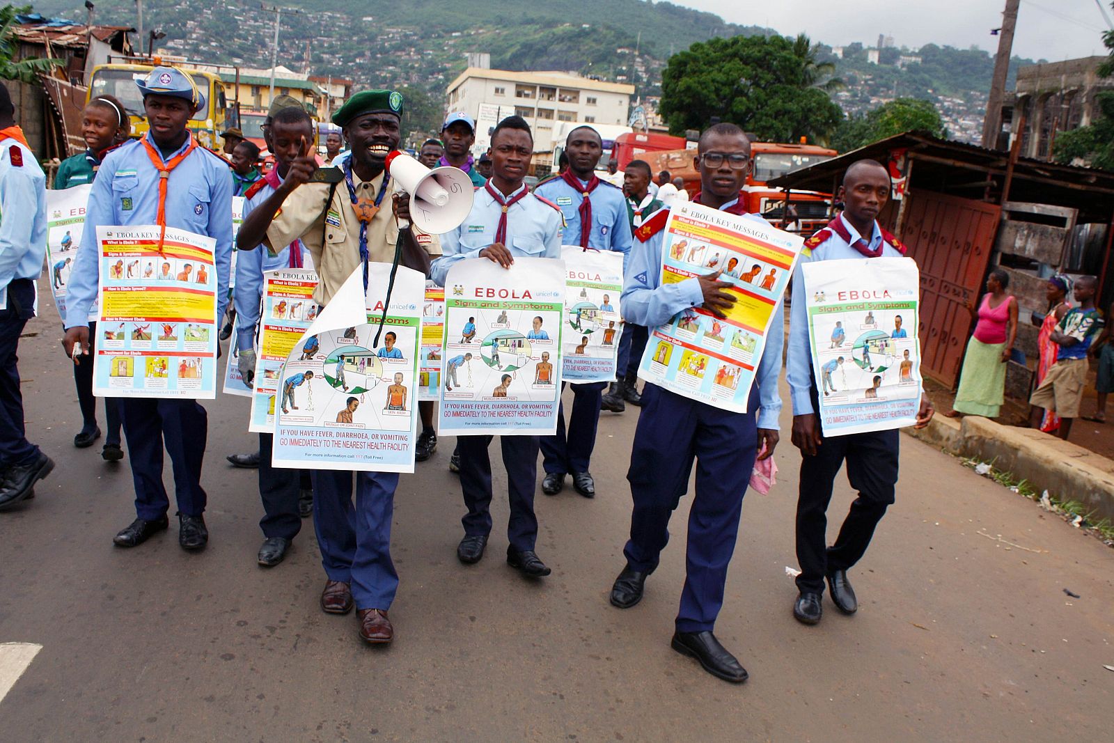Campaña de información callejera sobre el ébola en la capital de Sierra Leona, Freetown