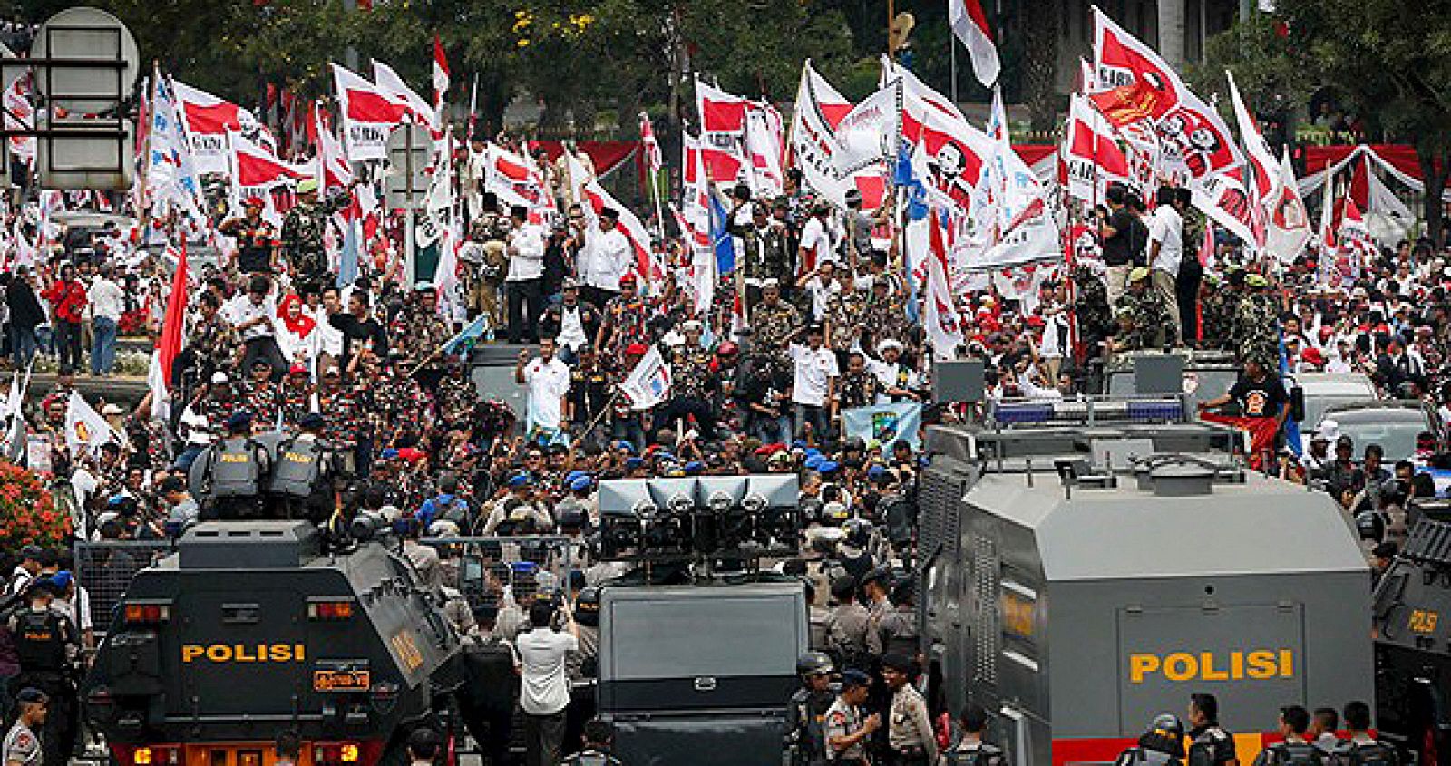 Partidarios del candidato presidencial Prabowo se enfrentan a la Policía en las inmendiaciones del Tribunal Constitucional de Indonesia