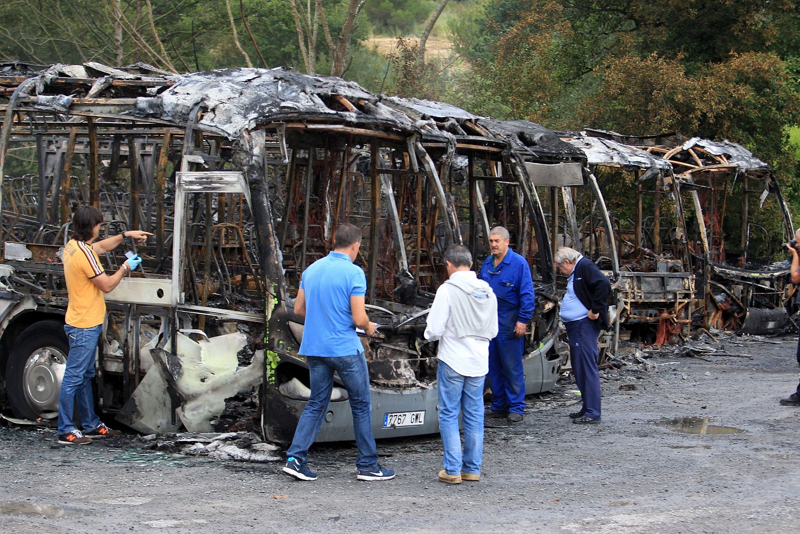 La policía científica toma pruebas de los cinco autobuses calcinados en Loiu, en Bizkaia