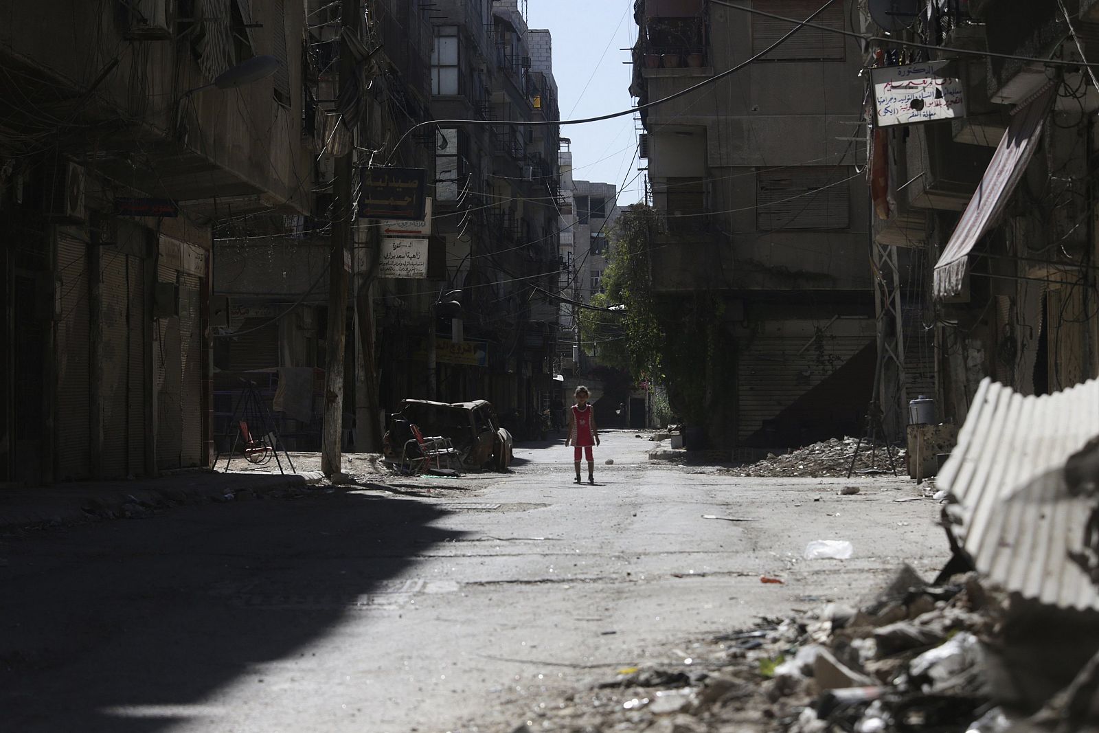 Una niña en una calle destruida en un suburbio de Damasco