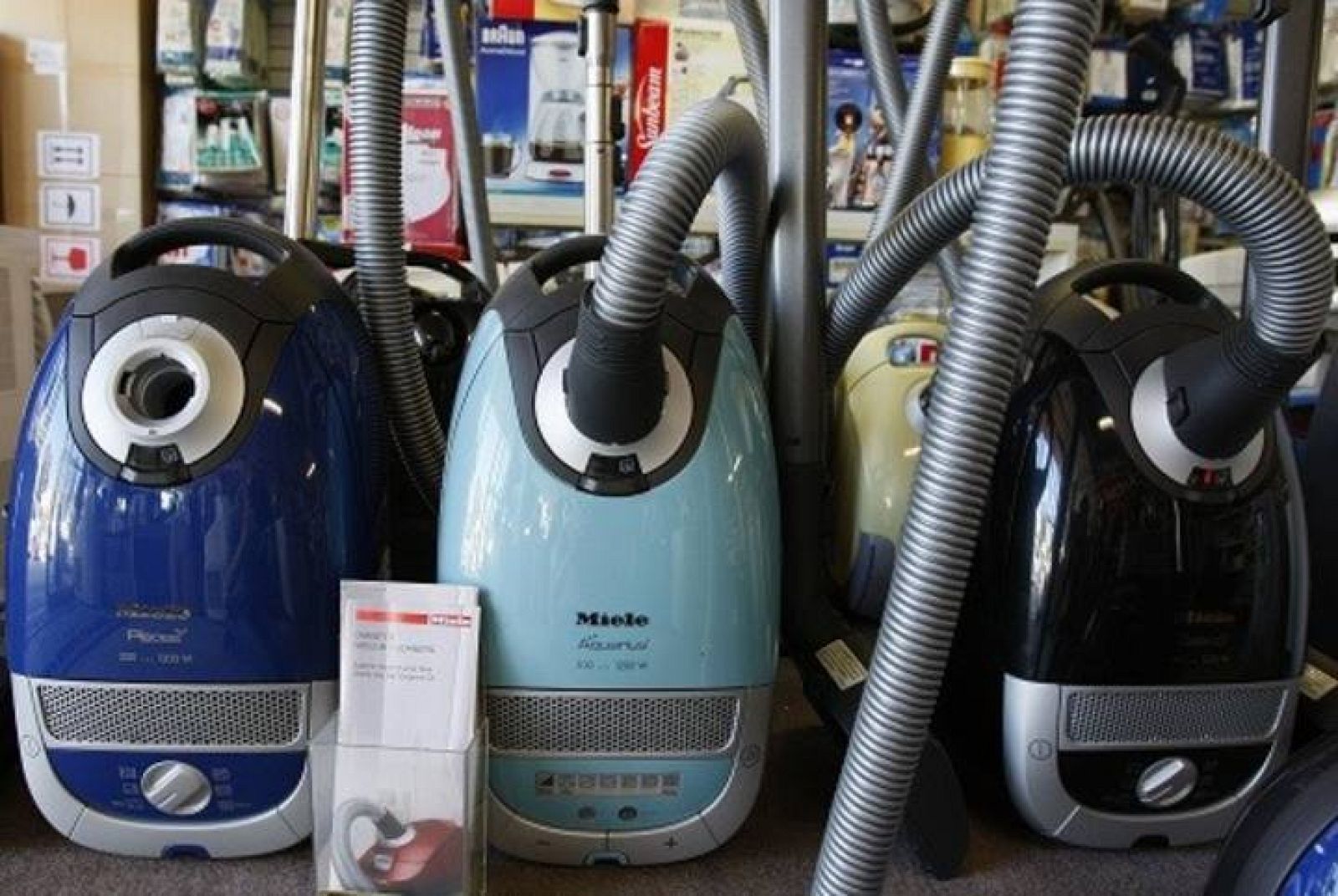 Varias aspiradoras en un establecimiento comercial