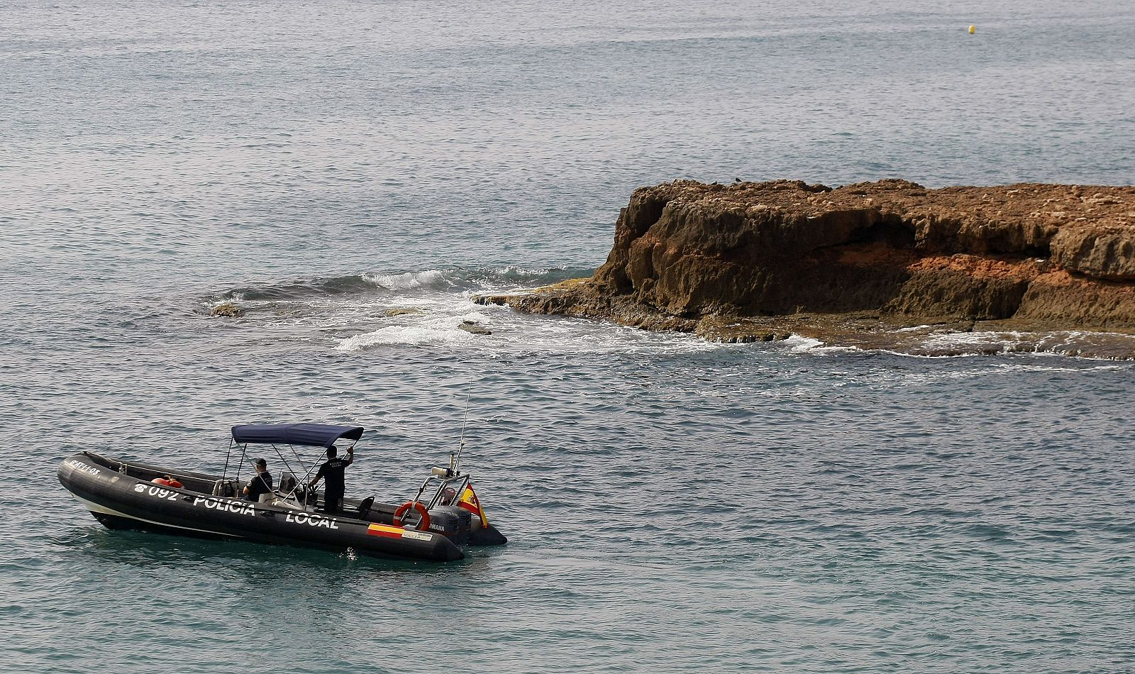 Efectivos de la Guardia Civil rastrean en una de las calas de Torrevieja