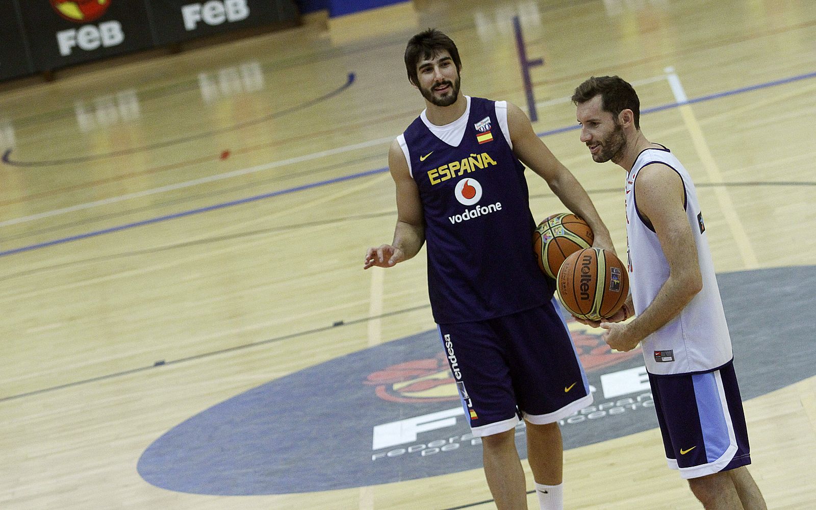 Los jugadores de la selección española Alejandro Abrines y Rudy Fernández durante el entrenamiento realizado en el polideportivo Triángulo de Oro de preparación para el Mundial.