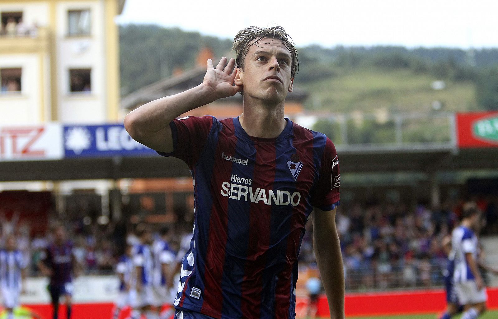 Javi Lara celebra el gol marcado ante la Real Sociedad.
