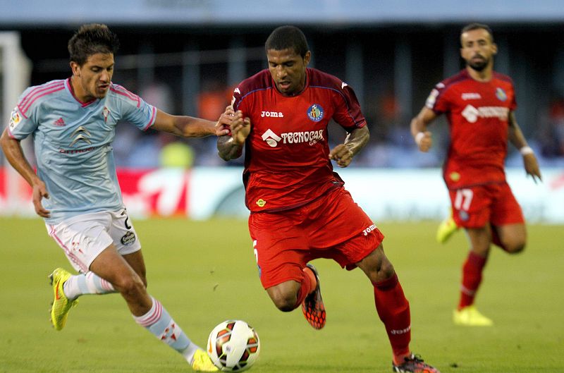El centrocampista del Celta de Vigo Borja Fernández pugna por un balón con el croata Jorge Sammir, del Getafe.