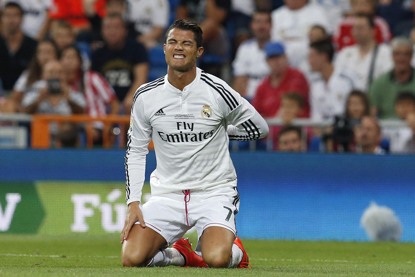 El delantero portugués del Real Madrid Cristiano Ronaldo se duele de un golpe.