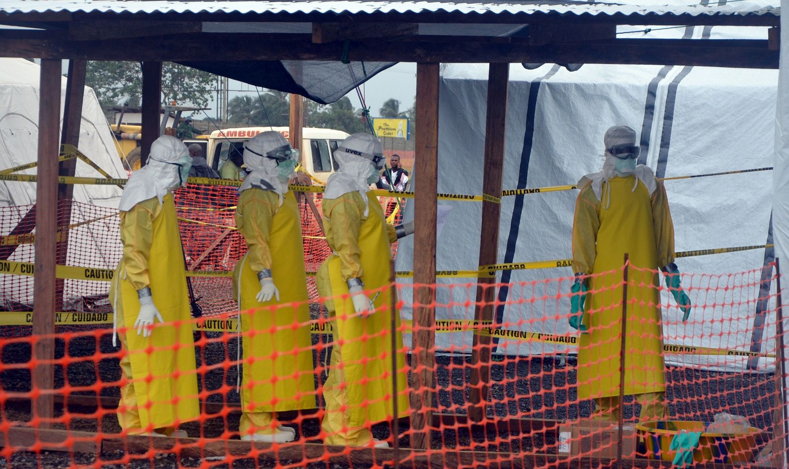 Personal de Médicos Sin Fronteras en el hospital Elwa de Monrovia, Liberia.