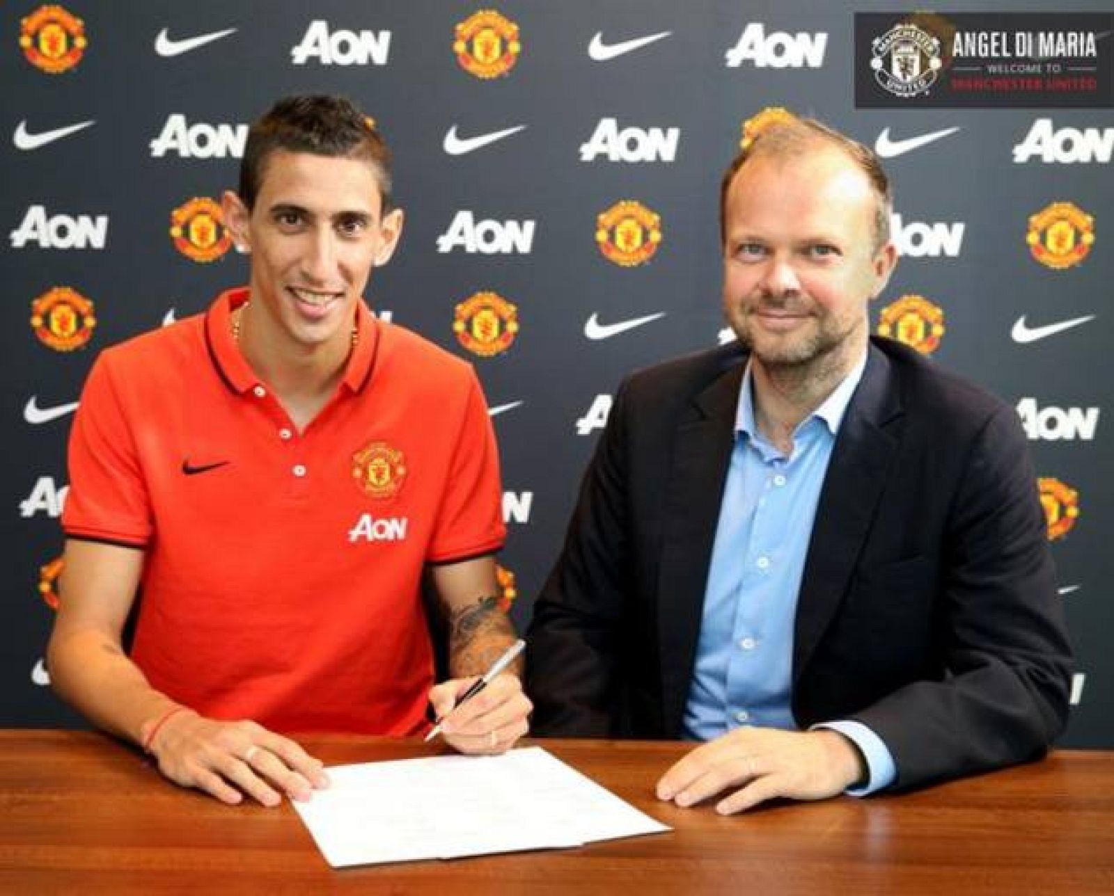 Imagen del jugador argentino firmando su nuevo contrato con el Manchester United.