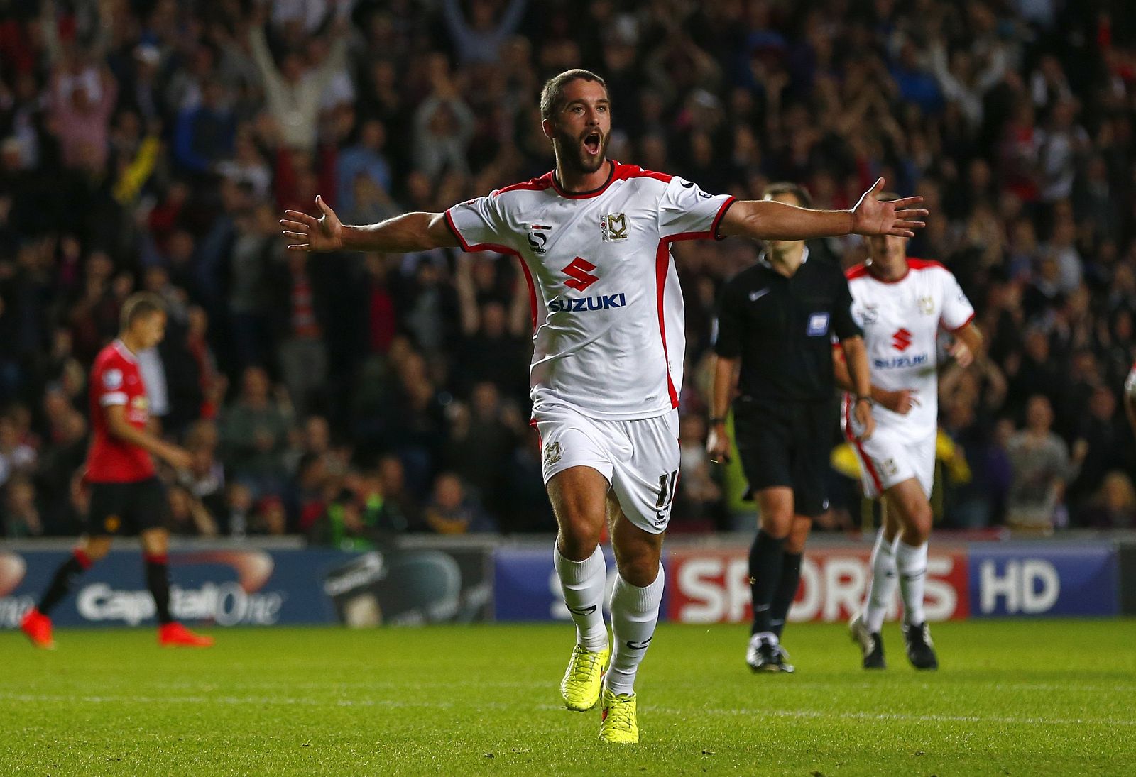 El jugador del Milton Keynes Dons' Grigg celebra uno de los goles del partido.