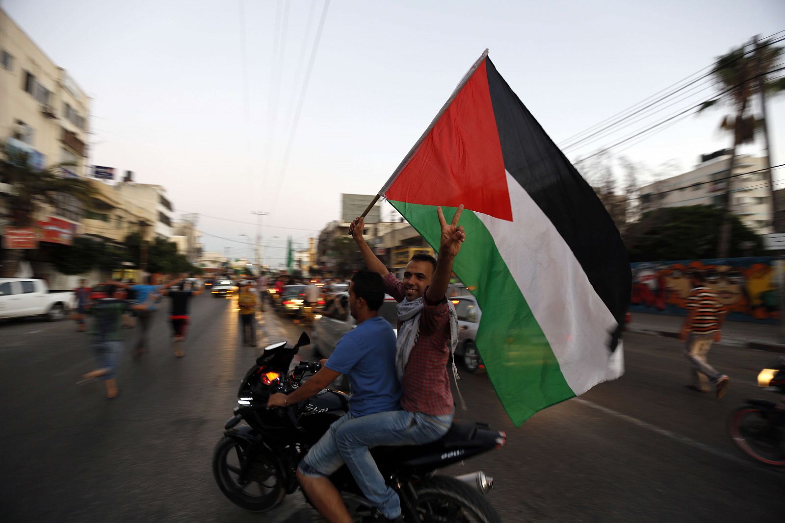 Un palestino celebra el alto el fuego en Gaza