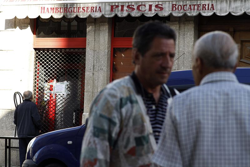 Varias personas conversan frente a la hamburguesería donde han ocurrido los hechos