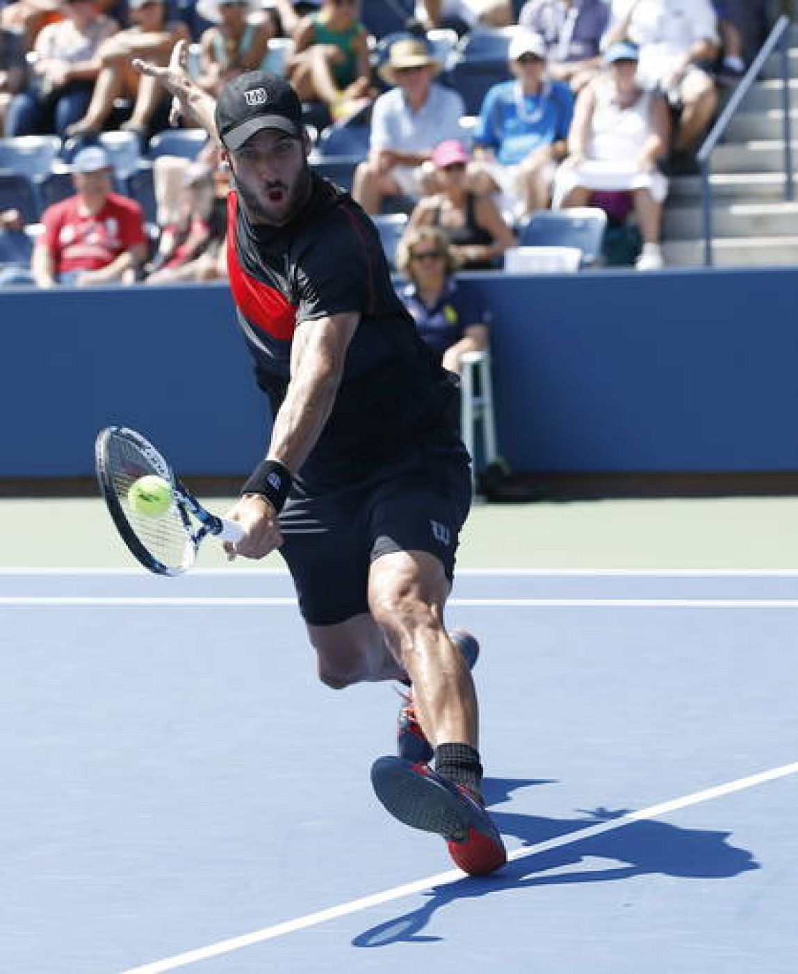 Feliciano López devuelve una bola al croata Ivan Dodig