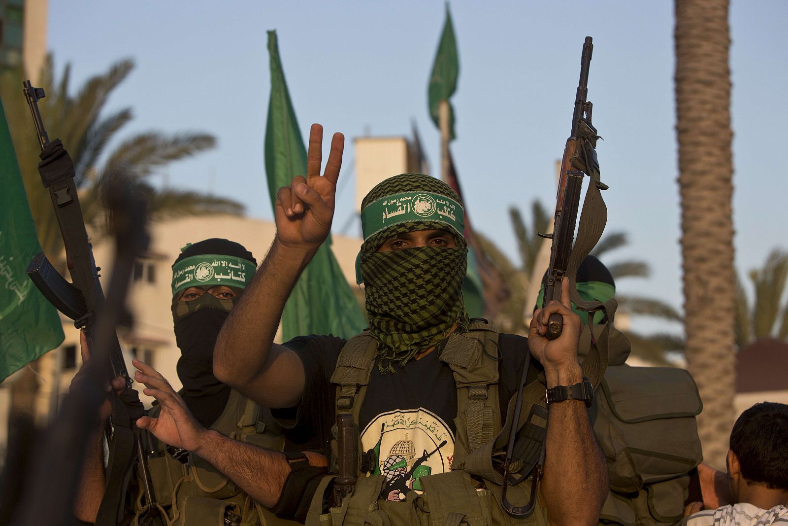 Miliciano del brazo armado de Hamás celebrando el fin del conflicto