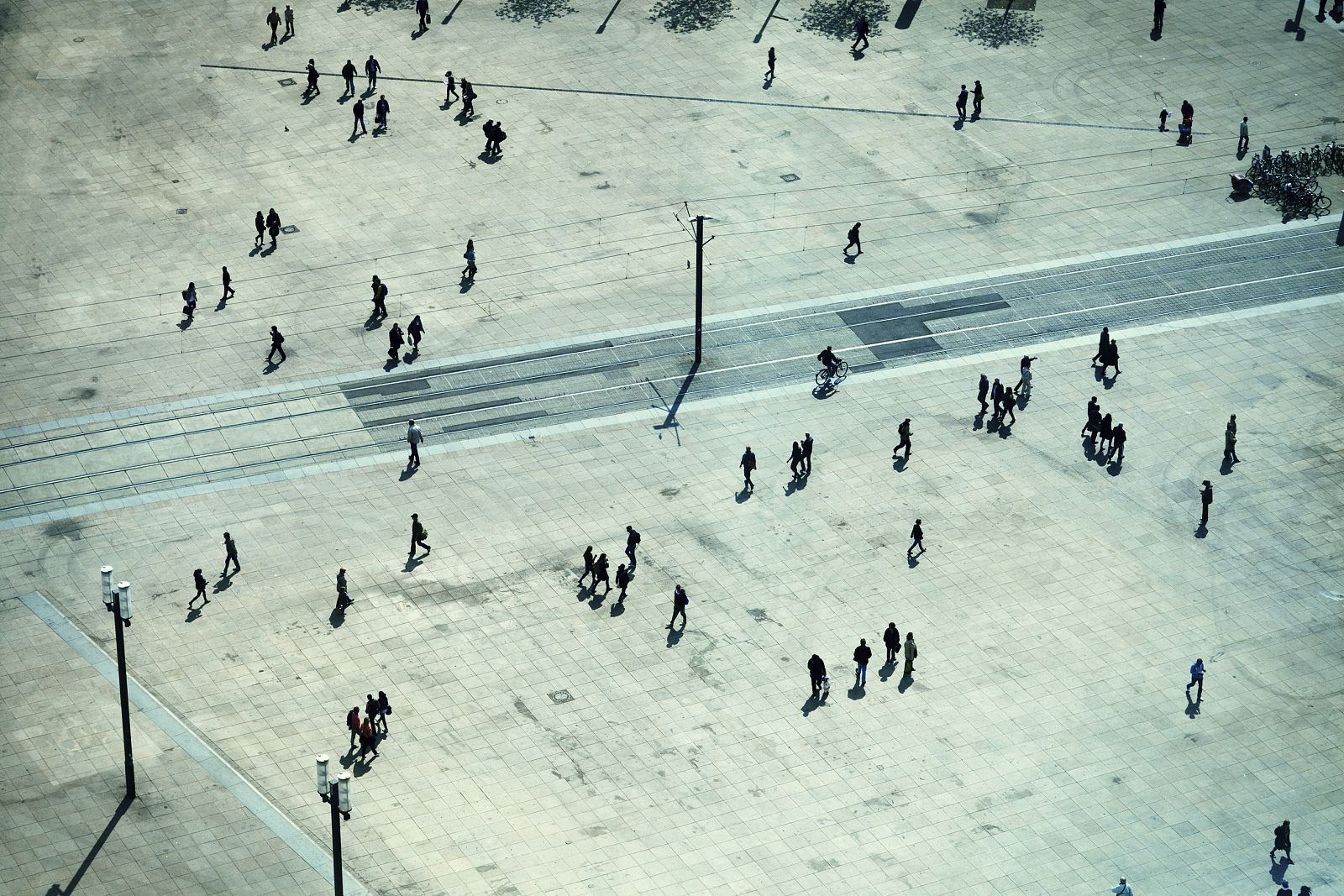 Gente paseando en Alexanderplatz, Berlín
