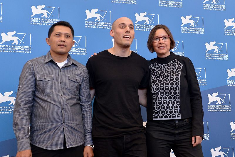 Adi Rukun, el director Joshua Oppenheimer y la productora Byrge Sorensen, en Venecia