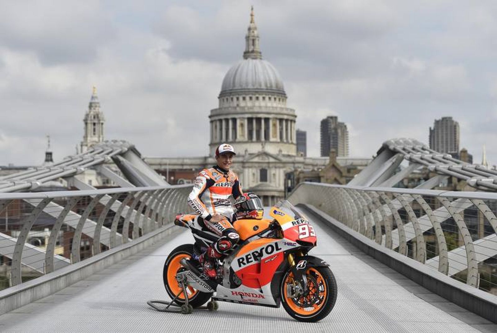 Marc Márquez, en el Millenium Bridge de Londres